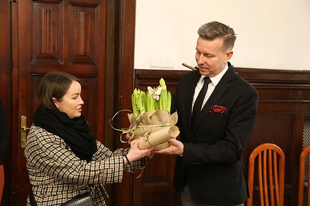 Przedszkolaki przyniosły wiosnę do ratusza