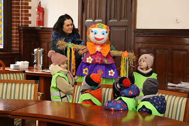 Przedszkolaki przyniosły wiosnę do ratusza