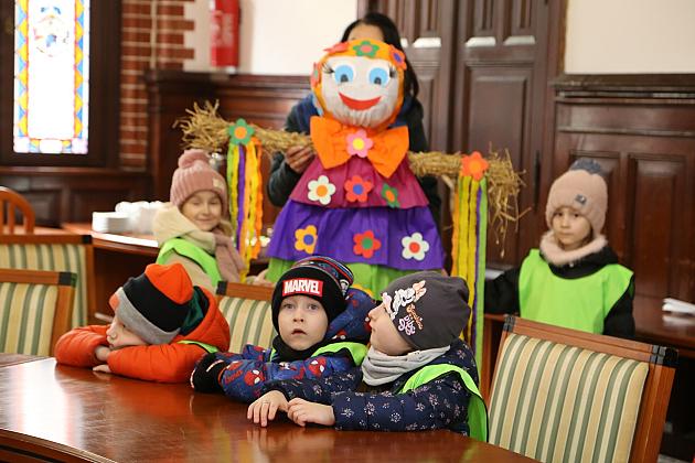 Przedszkolaki przyniosły wiosnę do ratusza