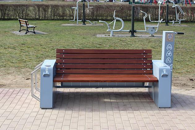 Solarna ławka i samoobsługowa stacja rowerowa stanęła przy Pływalni „RAFA”