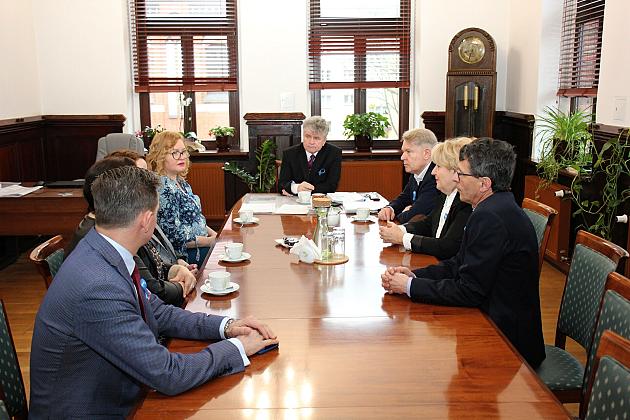 Niebieska wstążka na znak solidarności z osobami z autyzmem