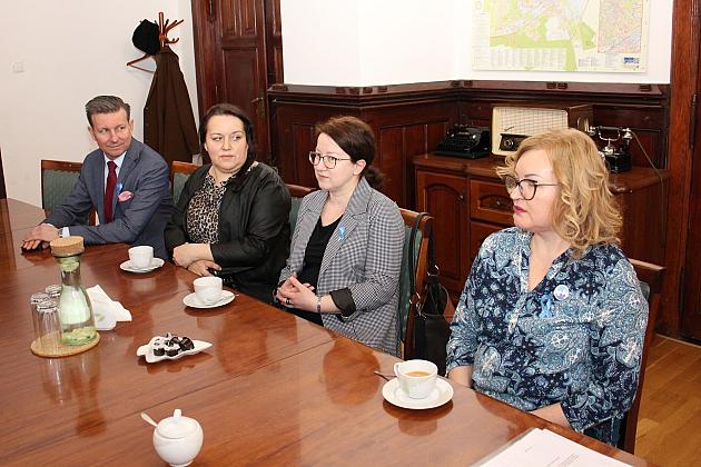 Niebieska wstążka na znak solidarności z osobami z autyzmem