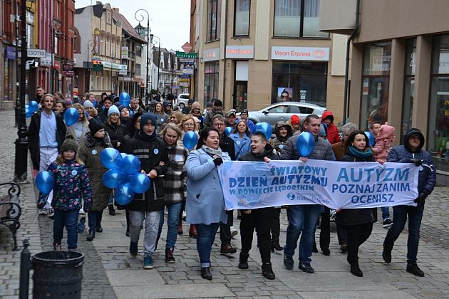 W solidarności z osobami z autyzmem. Lębork na niebiesko