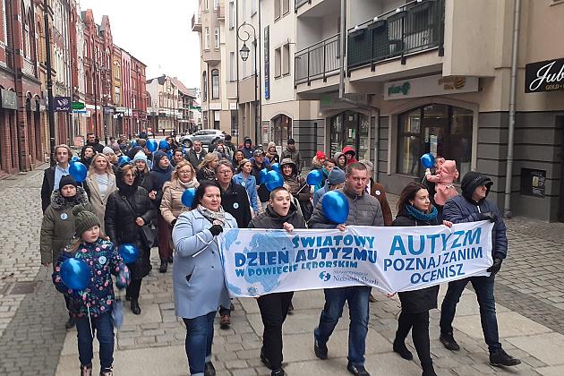 W solidarności z osobami z autyzmem. Lębork na niebiesko