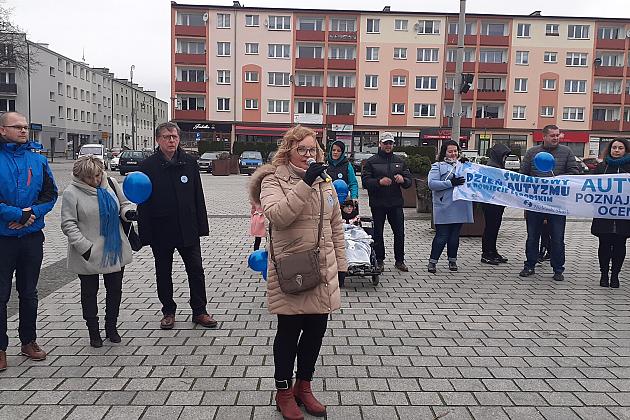 W solidarności z osobami z autyzmem. Lębork na niebiesko