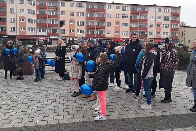 W solidarności z osobami z autyzmem. Lębork na niebiesko