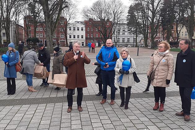 W solidarności z osobami z autyzmem. Lębork na niebiesko