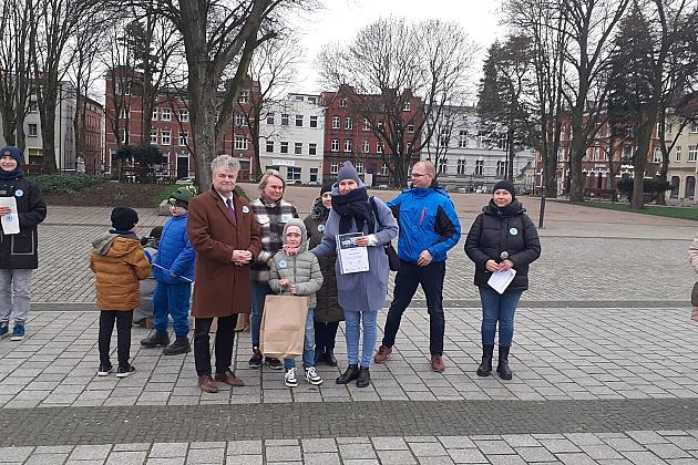 W solidarności z osobami z autyzmem. Lębork na niebiesko
