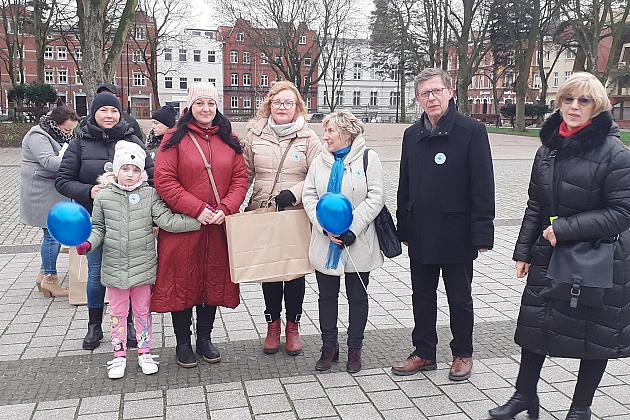 W solidarności z osobami z autyzmem. Lębork na niebiesko