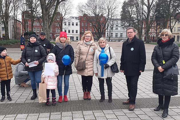 W solidarności z osobami z autyzmem. Lębork na niebiesko