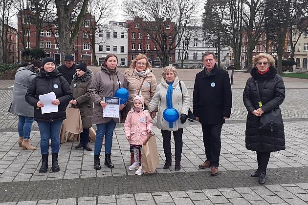 W solidarności z osobami z autyzmem. Lębork na niebiesko