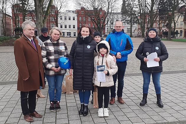 W solidarności z osobami z autyzmem. Lębork na niebiesko