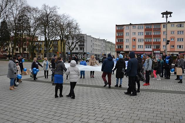 W solidarności z osobami z autyzmem. Lębork na niebiesko