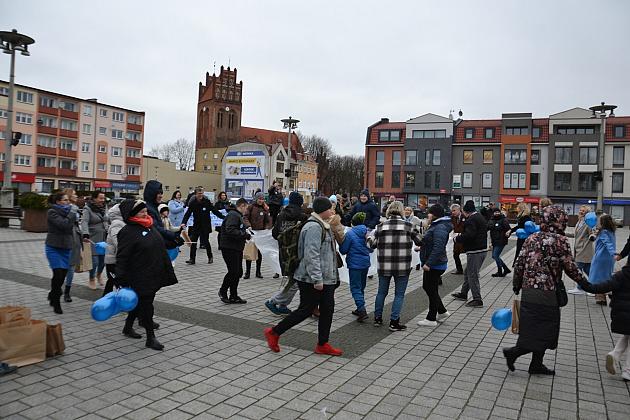 W solidarności z osobami z autyzmem. Lębork na niebiesko