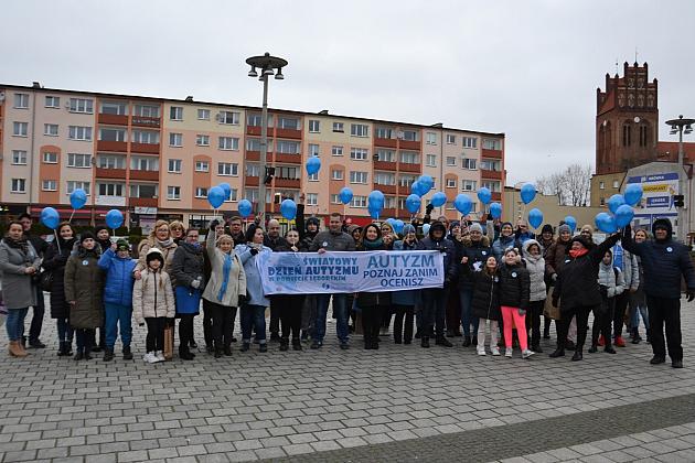 W solidarności z osobami z autyzmem. Lębork na niebiesko