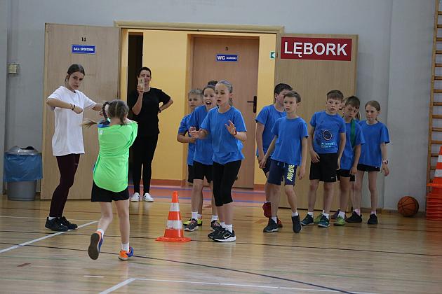 „Kto z nas lepiej i prędzej”. Konkurs sportowy dla uczniów szkół podstawowych