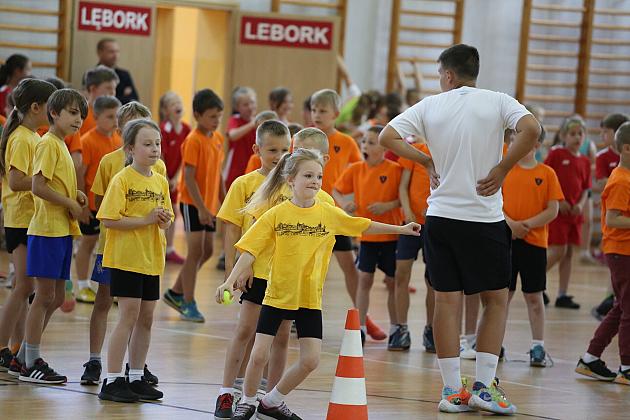 „Kto z nas lepiej i prędzej”. Konkurs sportowy dla uczniów szkół podstawowych