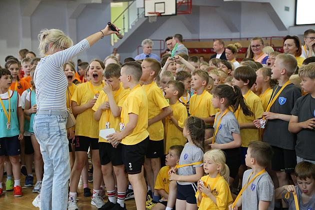 „Kto z nas lepiej i prędzej”. Konkurs sportowy dla uczniów szkół podstawowych