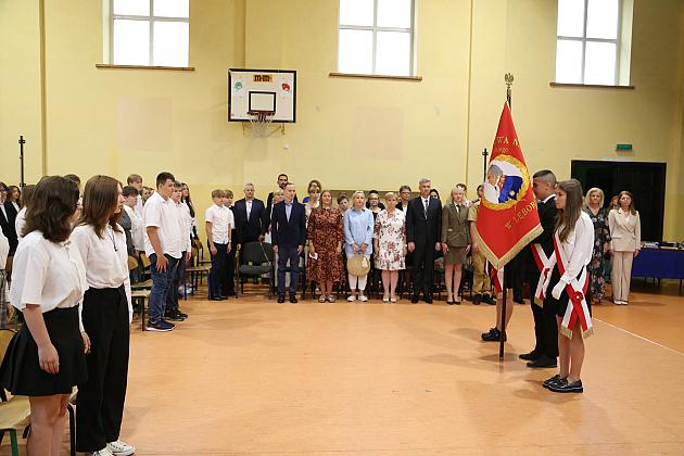 Uroczyste zakończenie roku szkolnego w lęborskich szkołach podstawowych: Emocje, nagrody i plany na wakacje!