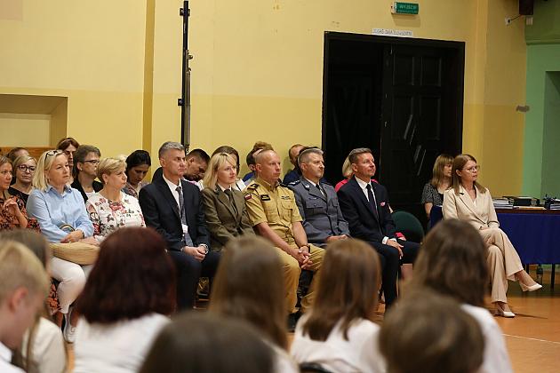 Uroczyste zakończenie roku szkolnego w lęborskich szkołach podstawowych: Emocje, nagrody i plany na wakacje!