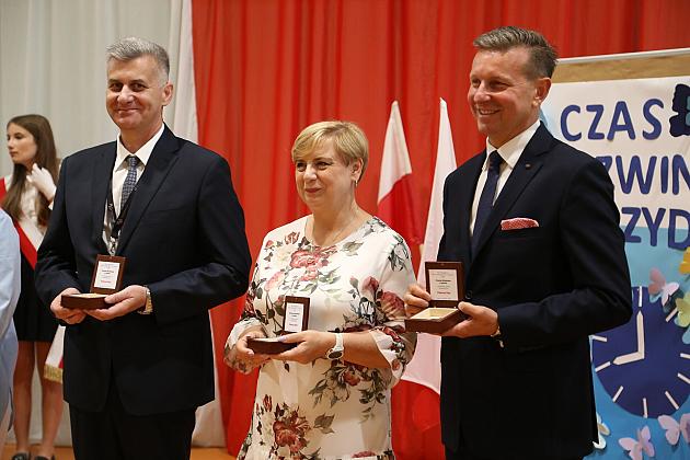 Uroczyste zakończenie roku szkolnego w lęborskich szkołach podstawowych: Emocje, nagrody i plany na wakacje!