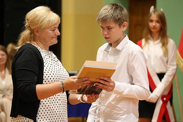 Uroczyste zakończenie roku szkolnego w lęborskich szkołach podstawowych: Emocje, nagrody i plany na wakacje!