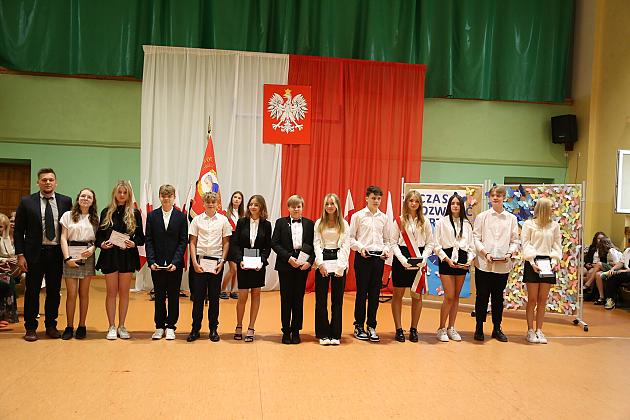Uroczyste zakończenie roku szkolnego w lęborskich szkołach podstawowych: Emocje, nagrody i plany na wakacje!