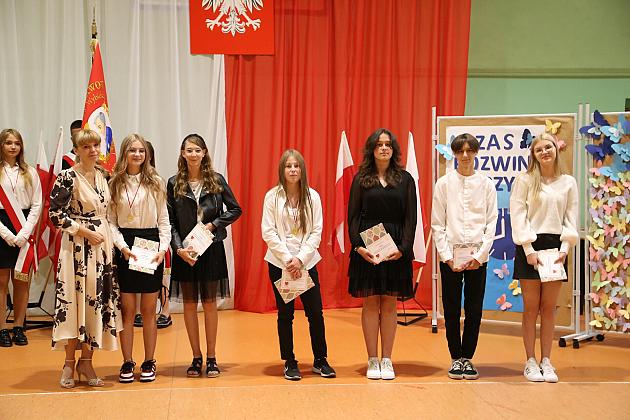 Uroczyste zakończenie roku szkolnego w lęborskich szkołach podstawowych: Emocje, nagrody i plany na wakacje!