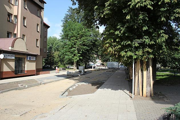 Sienkiewicza w przebudowie. Powstają miejsca postojowe, ławki, zieleń i oświetlenie
