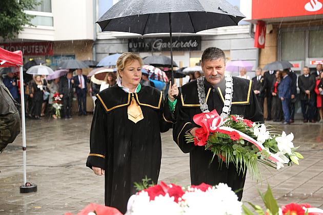 W hołdzie bohaterom i ofiarom wojny