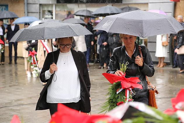 W hołdzie bohaterom i ofiarom wojny