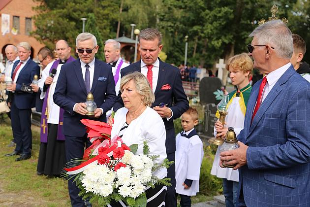 W hołdzie bohaterom i ofiarom wojny
