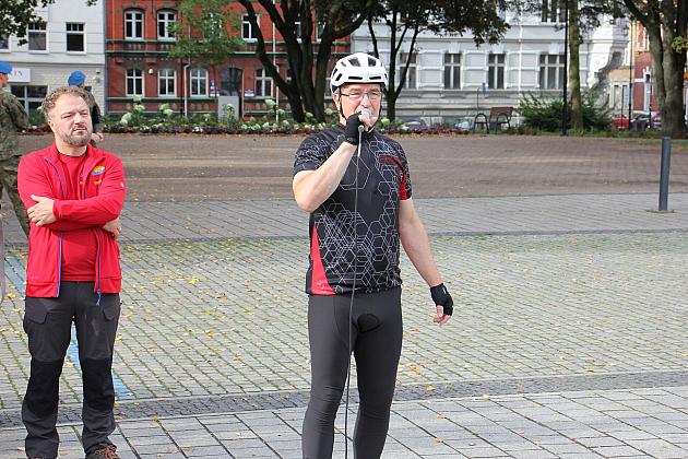 Rajd pieszo-rowerowy wyruszył z placu Pokoju