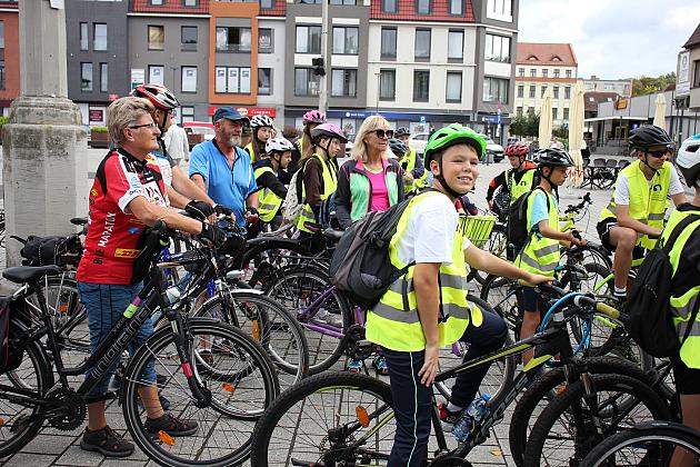 Rajd pieszo-rowerowy wyruszył z placu Pokoju