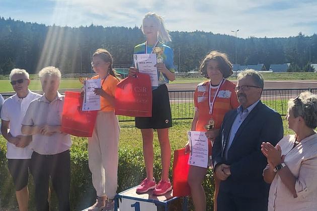 Rywalizowali w biegach przełajowych na stadionie