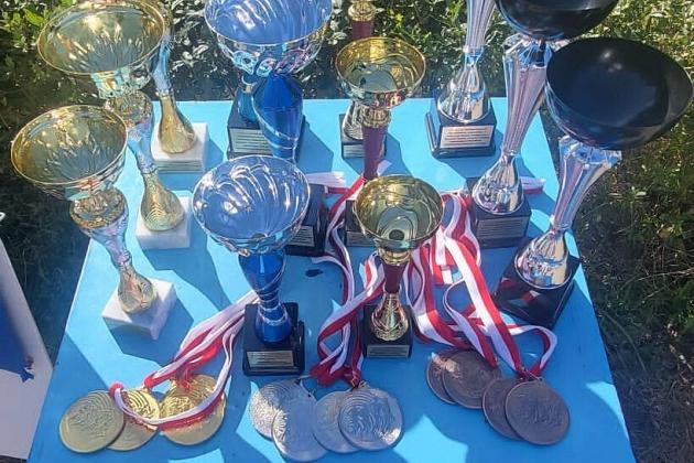 Rywalizowali w biegach przełajowych na stadionie