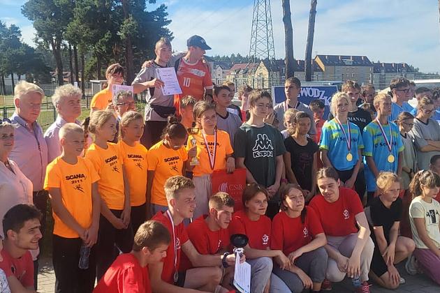 Rywalizowali w biegach przełajowych na stadionie