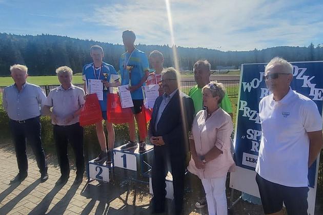 Rywalizowali w biegach przełajowych na stadionie