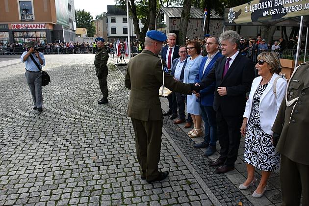 Uroczysta przysięga wojskowa na placu Pokoju