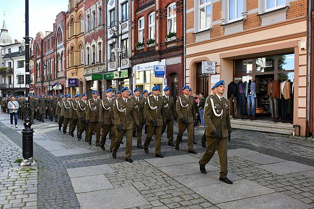 Uroczysta przysięga wojskowa na placu Pokoju
