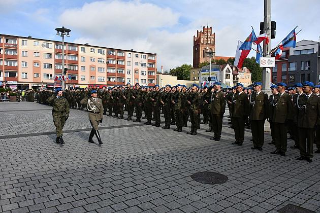 Uroczysta przysięga wojskowa na placu Pokoju