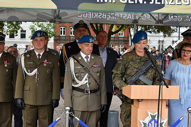 Uroczysta przysięga wojskowa na placu Pokoju
