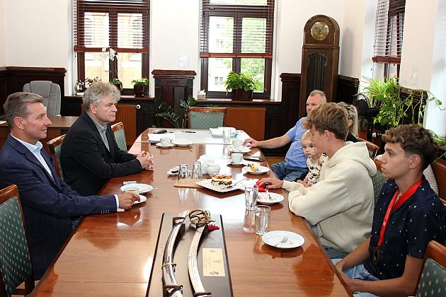 Medaliści w ratuszu. Sukces zawodników i trenerki LKB im. Braci Petk doceniony