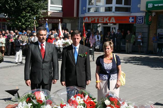 Kwiaty i znicze pamięci w rocznicę wybuchu II wojny światowej