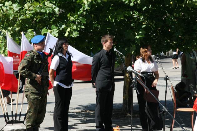 Kwiaty i znicze pamięci w rocznicę wybuchu II wojny światowej