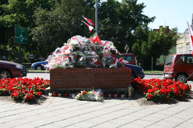 Kwiaty i znicze pamięci w rocznicę wybuchu II wojny światowej