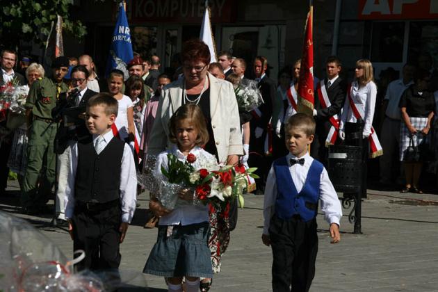Kwiaty i znicze pamięci w rocznicę wybuchu II wojny światowej