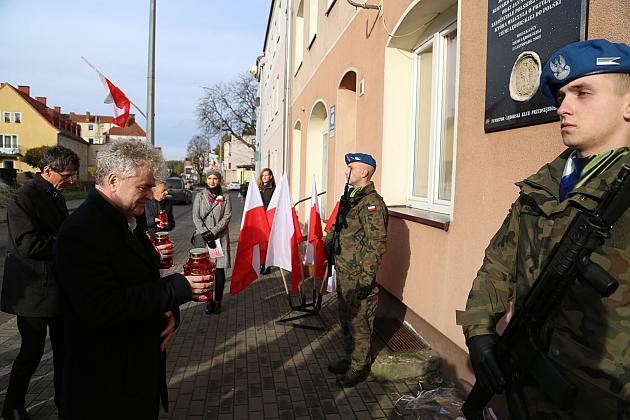 Znicze pod tablicą Polskiej Rady Ludowej