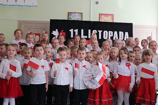 Wspólne śpiewanie hymnu narodowego w lęborskich szkołach i przedszkolach