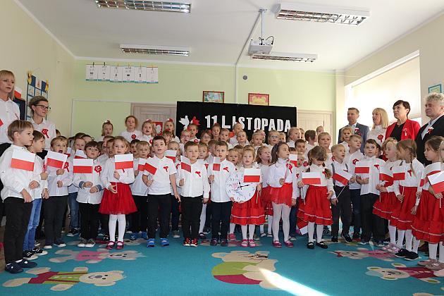 Wspólne śpiewanie hymnu narodowego w lęborskich szkołach i przedszkolach